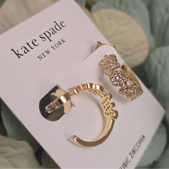 ‼️SOLD‼️ NWT Kate Spade Hoop Earrings “MOM” spelled in cursive - Picture 2 of 6